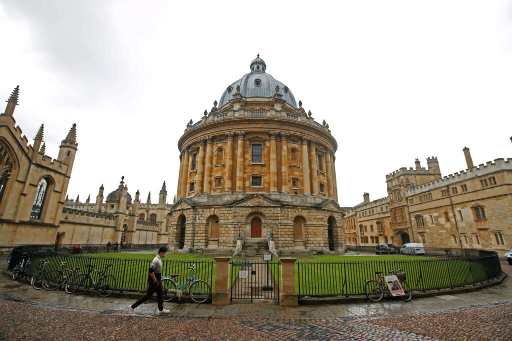 After Four Centuries Oxford University Stops Printing Its Own Books