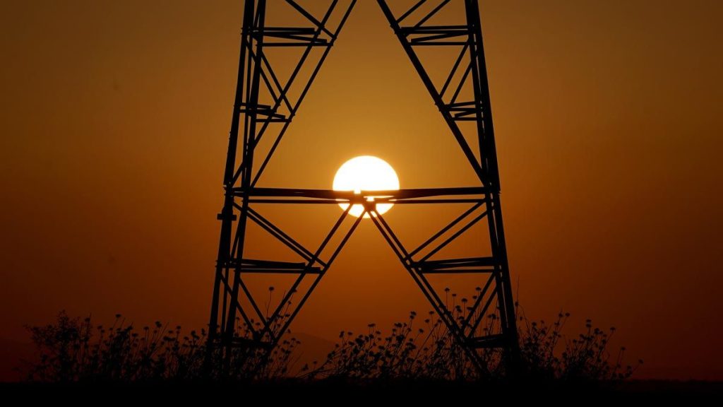 Large Industry Prepares A Massive Purchase Of Electricity To Avoid The Increases In Light