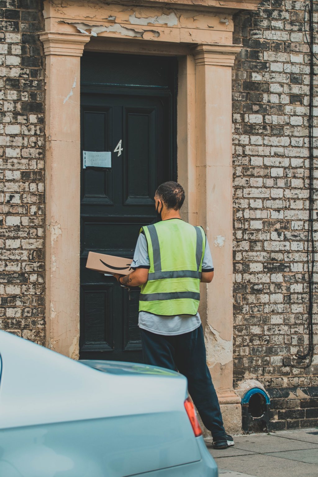 Top Benefits of Hiring a Courier Service