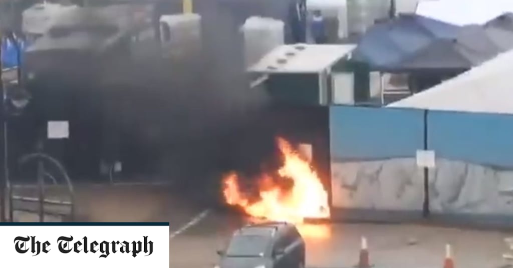 Man ‘kills himself after firebombing Dover immigration middle’ Man 'kills himself after firebombing Dover immigration center'