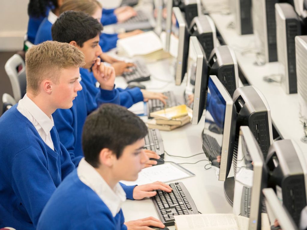 Poorer kids nonetheless lagging behind ‘at similar fee as decade in the past’ Poorer children still lagging behind ‘at same rate as decade ago’