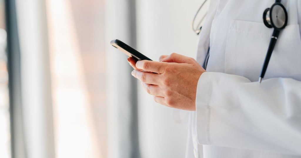 Doctor Shares the ‘Instant Red Flag’ We Should Watch Out For on TikTok Health Video Doctor Shares The 'Instant Red Flag' We Should Look Out For On TikTok Health Videos