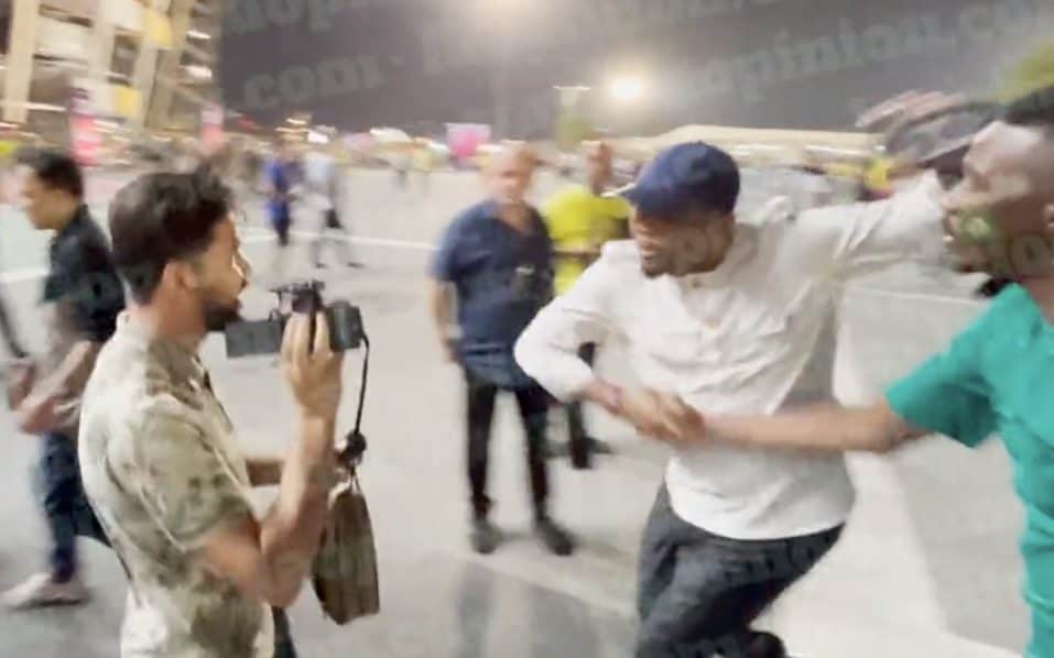 Furious Samuel Eto’o is filmed kneeling in the face of a YouTuber after Brazil vs South Korea match Furious Samuel Eto'o filmed kneeing YouTube blogger in the face after Brazil vs South Korea match