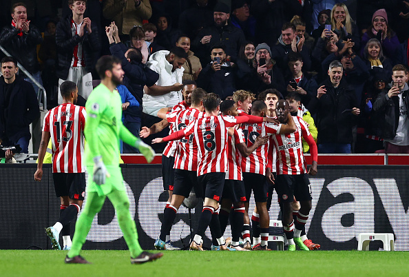 Premier League: Liverpool defeated 3-1 by buzzy Brentford Brentford celebrate one of their goals against Liverpool