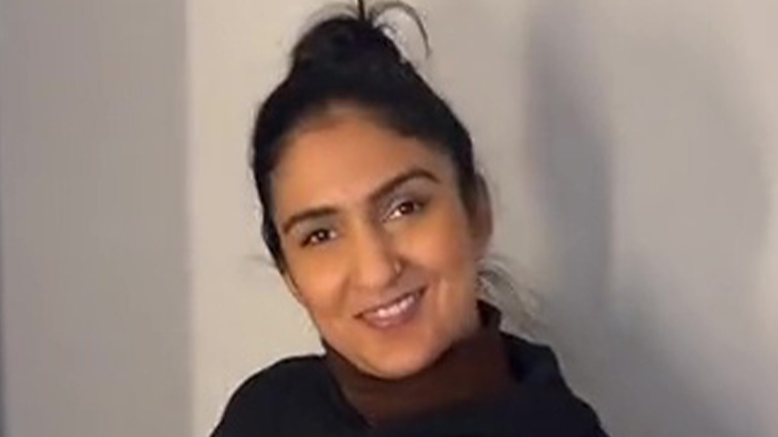 My sexy clubbing clothing was tried on by my hot mom. People call her’slays’ and ask her if she is single. My hot mom tried on my sexy clubbing clothes - people say she 'slays' and ask if she's single