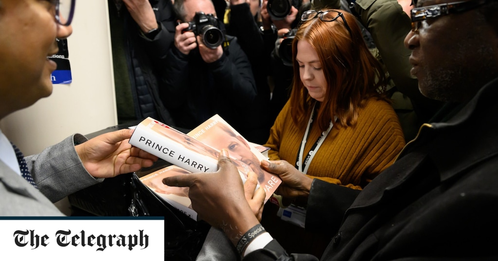 Readers flood bookshops in midnight rush to purchase Prince Harry’s Spare Readers flood bookshops in midnight rush to purchase Prince Harry’s Spare