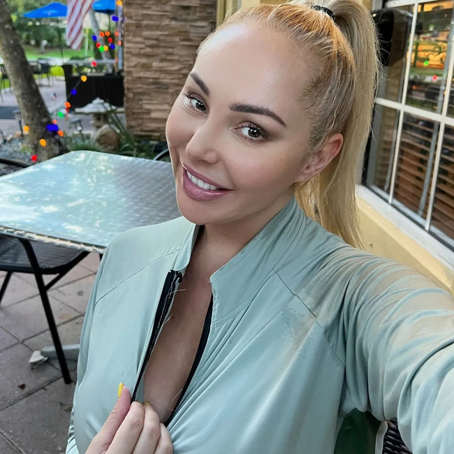 Unveiling a Parallel Life: From Tinseltown Revelry to Domestic Camming – Mary Carey’s Intriguing Story